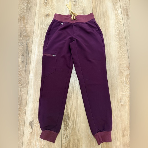 Figs Burgundy Scrub Set - Picture 4 of 5